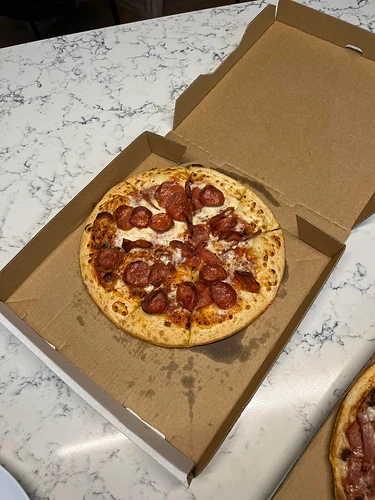this-is-a-large-pizza-from-dominos-in-2023-v0-35z5xo91ee9a1